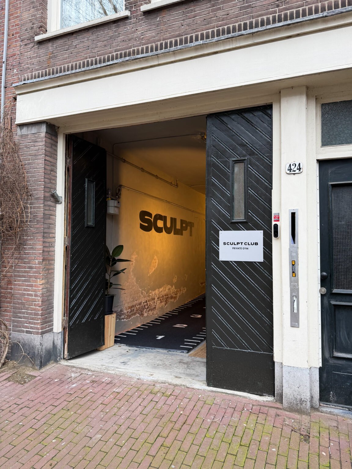 SculptClub entree aan de Egelantiersgracht in de Jordaan, Amsterdam