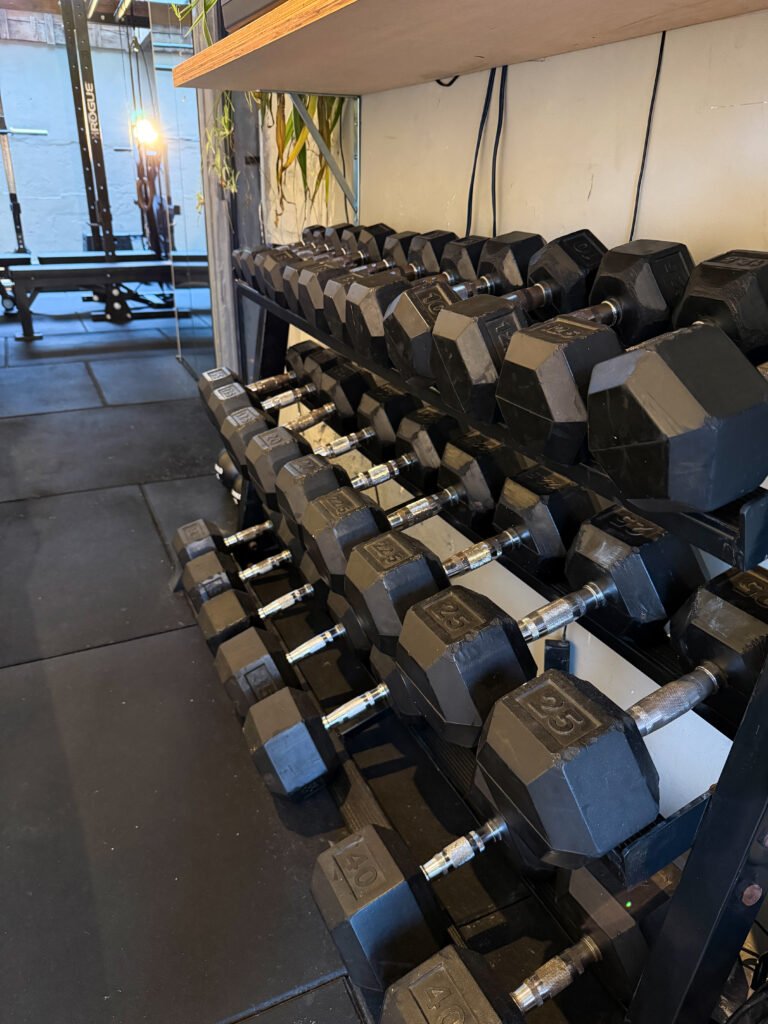 Dumbbells en trainingsapparatuur bij SculptClub